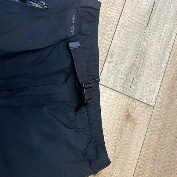 Small woman’s Arc’teryx Gortex ski pants. Very lightly used. - Picture 6 of 9